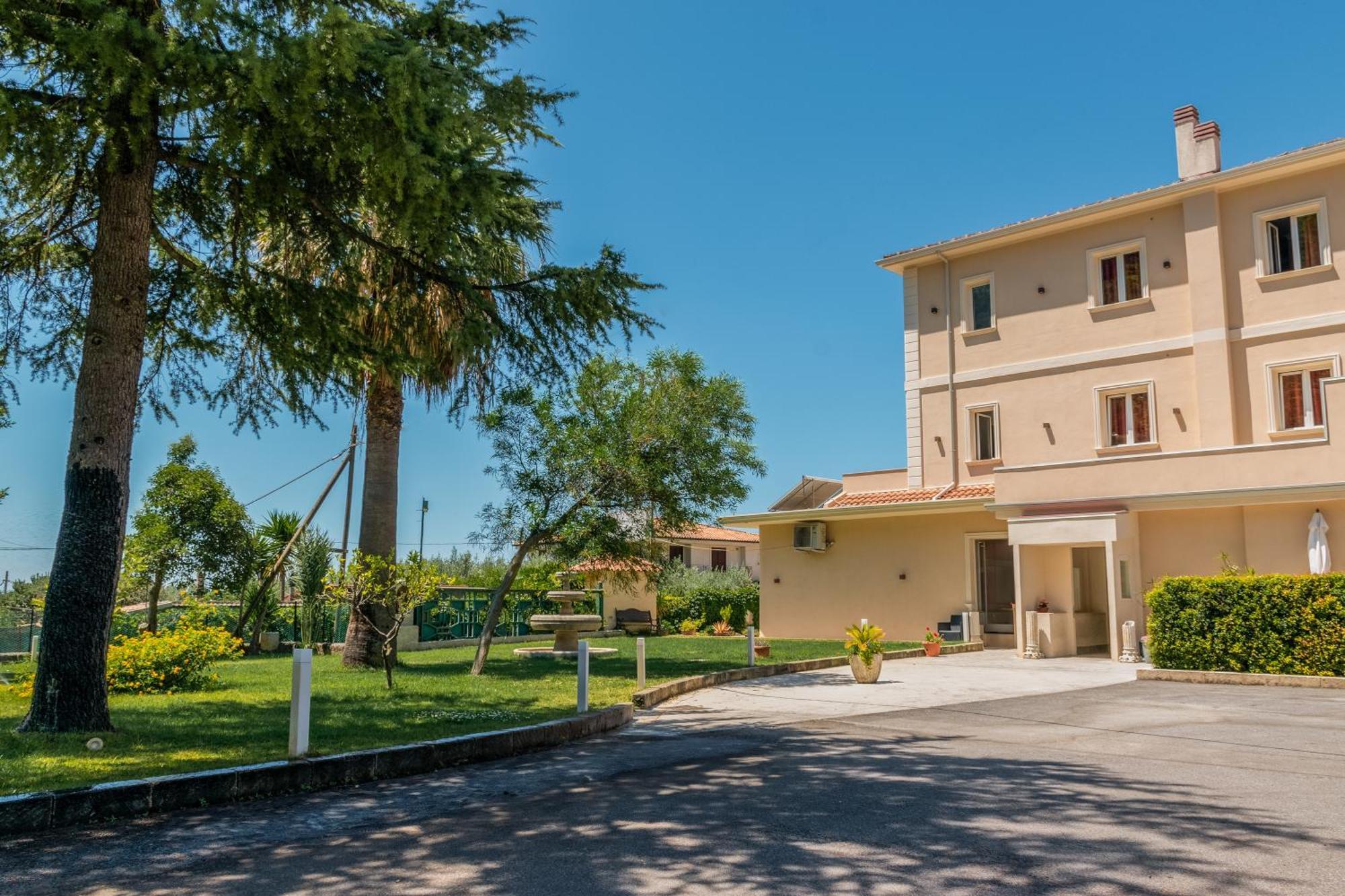 Hotel Ristorante La Mimosa Lamezia Terme Exterior photo